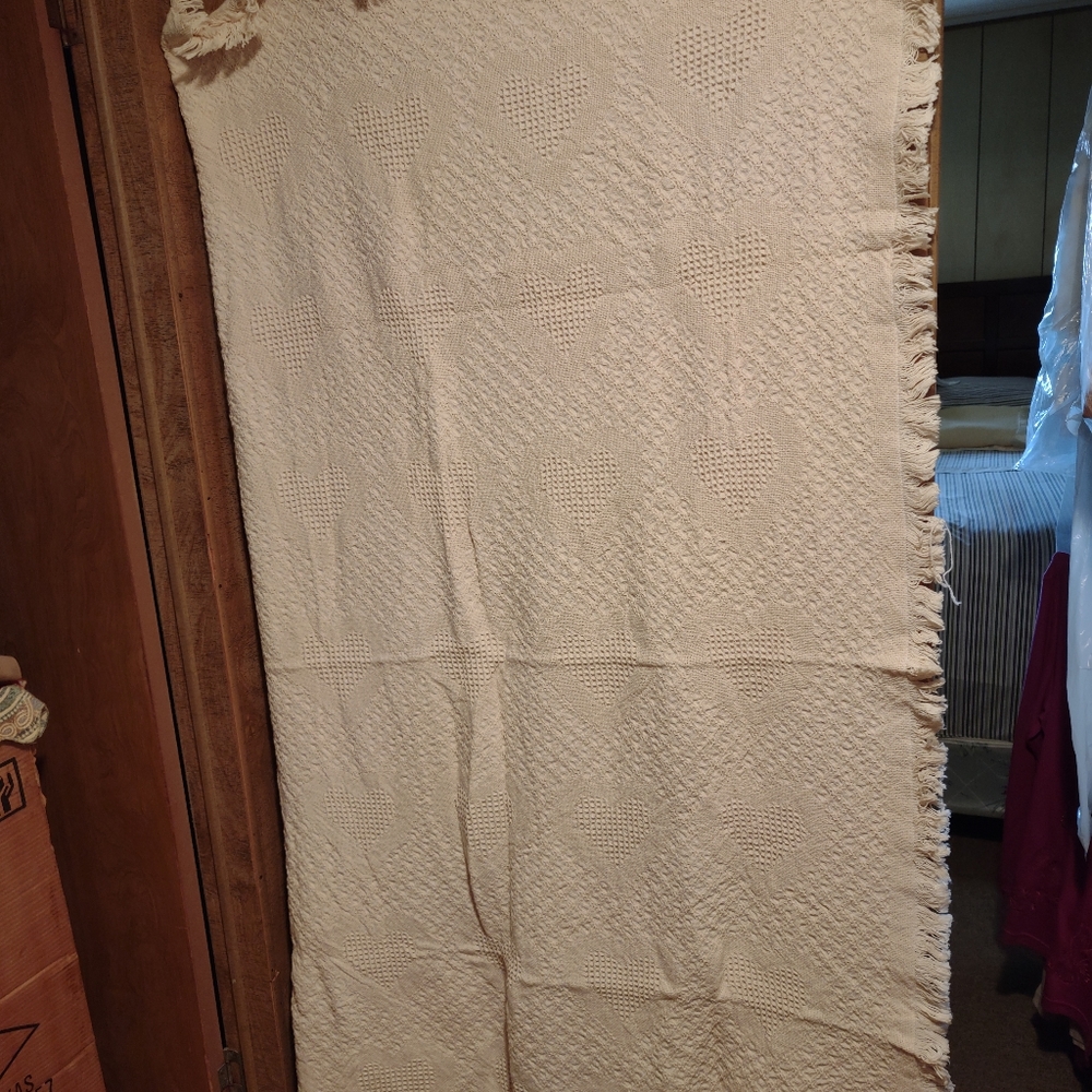 BRAND NEW !!! BASKETWEAVE HEART DESIGNS NATURAL THROW.